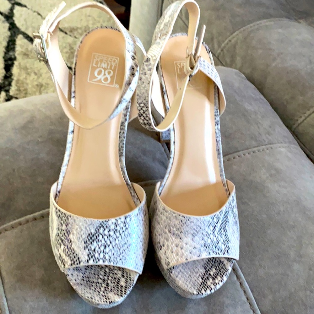 Speed limit 98 pumps Beige/python
